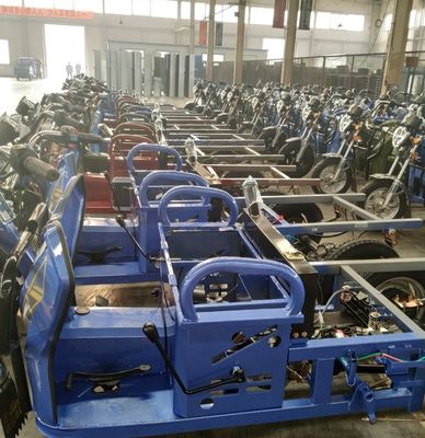 China 300cc BestSale HeavyLoadingDeliveryCargoPetrolTypeThreeWheelMotorbikeBenzinTruckTrailersCargoTricycleMotorcycle